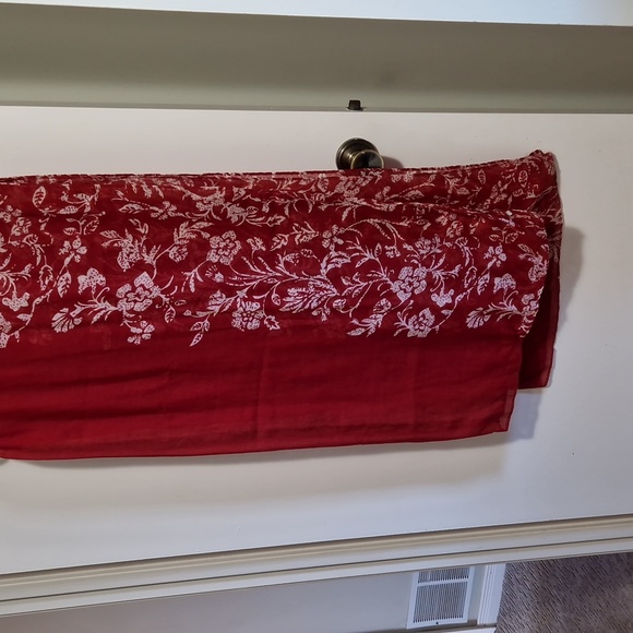 Red scarf - Picture 1 of 4